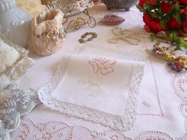 Lovely doily in granited linen with hand-embroidered silk flowers, bobbin lace