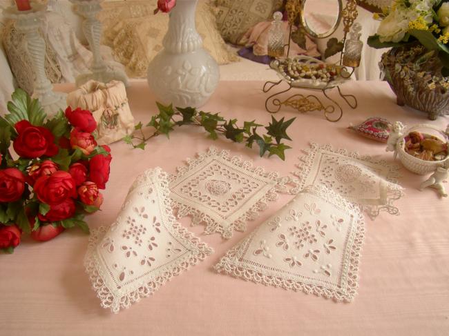 Gorgeous set of 4 doilies in linen with broderie anglaise and Venise  1900