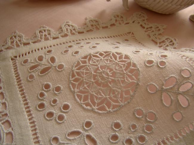 Gorgeous set of 4 doilies in linen with broderie anglaise and Venise  1900