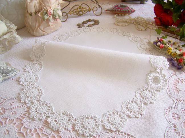 Sweet oval doily in pure fine linen with crochet lace