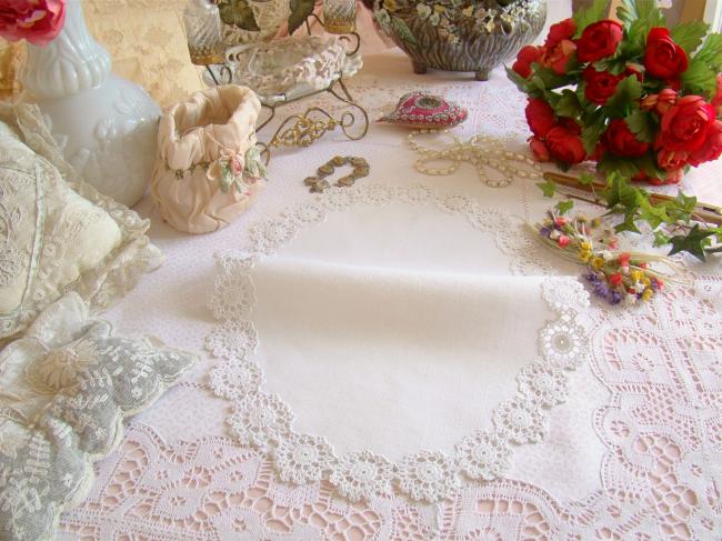 Sweet oval doily in pure fine linen with crochet lace