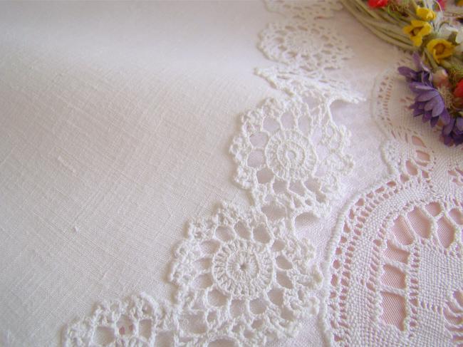 Sweet oval doily in pure fine linen with crochet lace