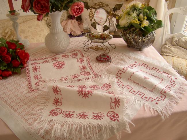 Joli lot de 3 napperons en damassé, broderie rouge et franges 1900