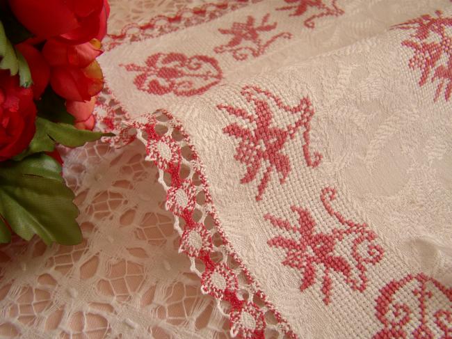 Joli lot de 3 napperons en damassé, broderie rouge et franges 1900