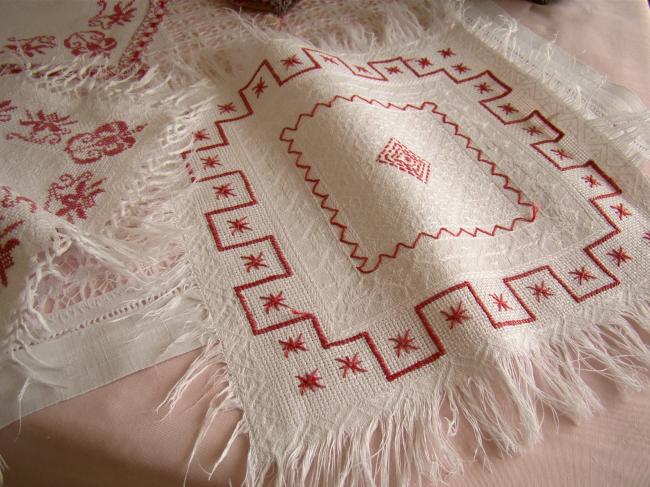 Joli lot de 3 napperons en damassé, broderie rouge et franges 1900