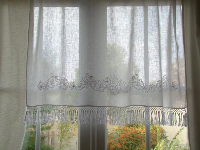 Pretty curtain with hand-embroidered basket of flowers and fringes 1930