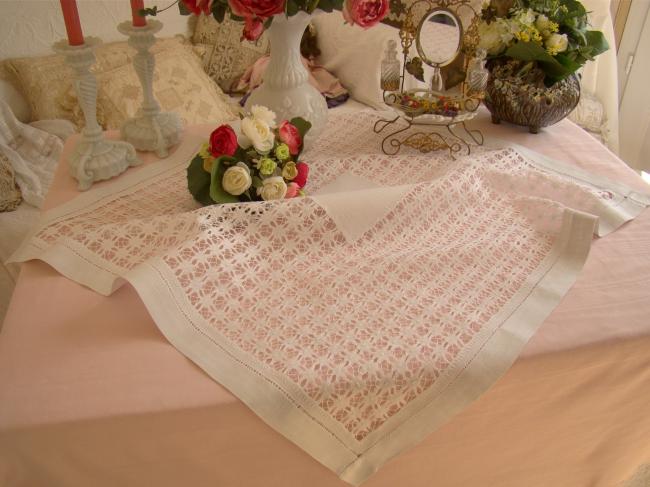 Très jolie petite nappe ajourée et rebrodée sur toile de lin 1900