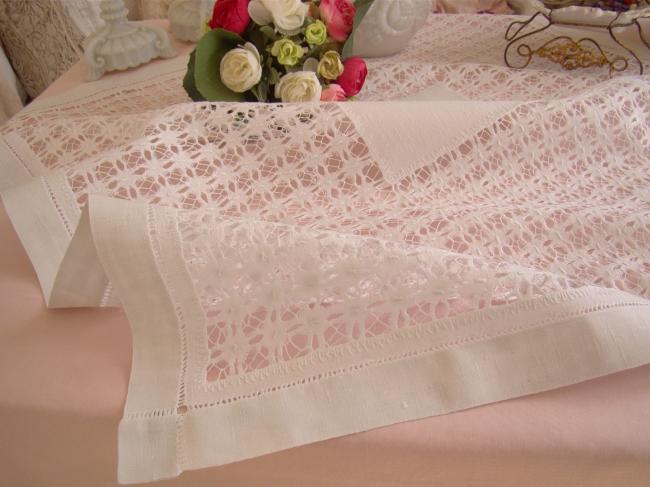 Très jolie petite nappe ajourée et rebrodée sur toile de lin 1900