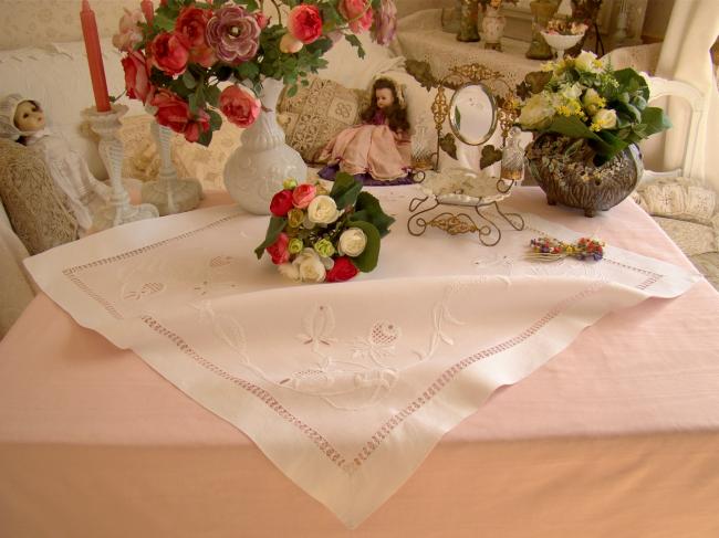 Gracieuse nappe agrémentée d'une broderie ajourée de fleurs blanches