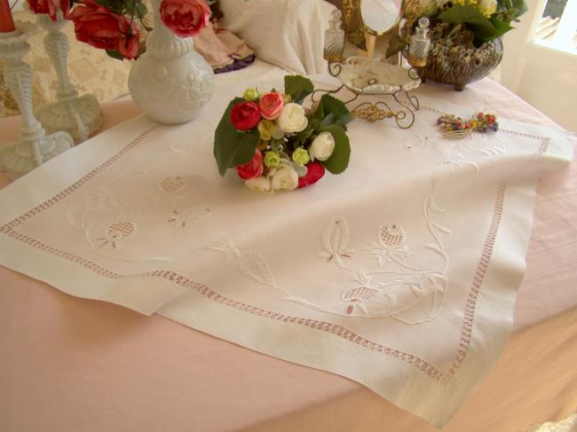 Gracieuse nappe agrémentée d'une broderie ajourée de fleurs blanches