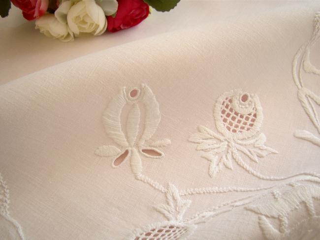 Gracieuse nappe agrémentée d'une broderie ajourée de fleurs blanches