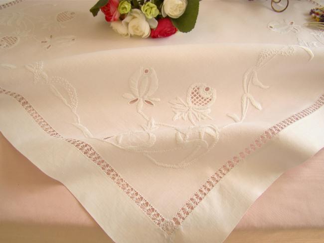 Gracieuse nappe agrémentée d'une broderie ajourée de fleurs blanches