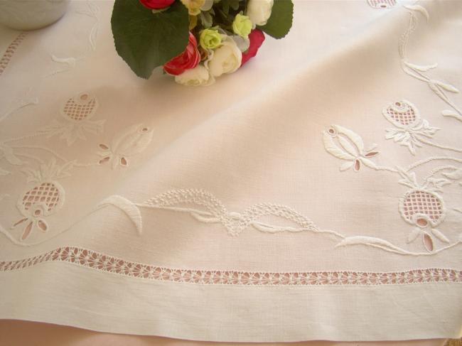 Gracieuse nappe agrémentée d'une broderie ajourée de fleurs blanches