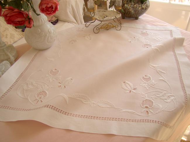 Gracieuse nappe agrémentée d'une broderie ajourée de fleurs blanches