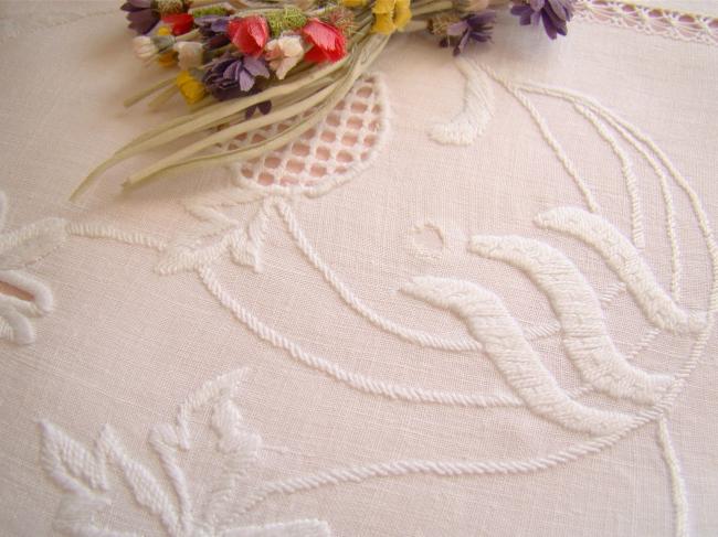 Gracieuse nappe agrémentée d'une broderie ajourée de fleurs blanches