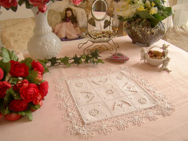 Adorable doily in linen with Richelieu openwork and Cluny lace