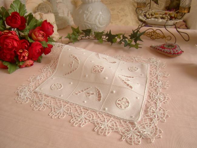 Adorable doily in linen with Richelieu openwork and Cluny lace