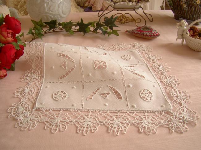 Adorable doily in linen with Richelieu openwork and Cluny lace