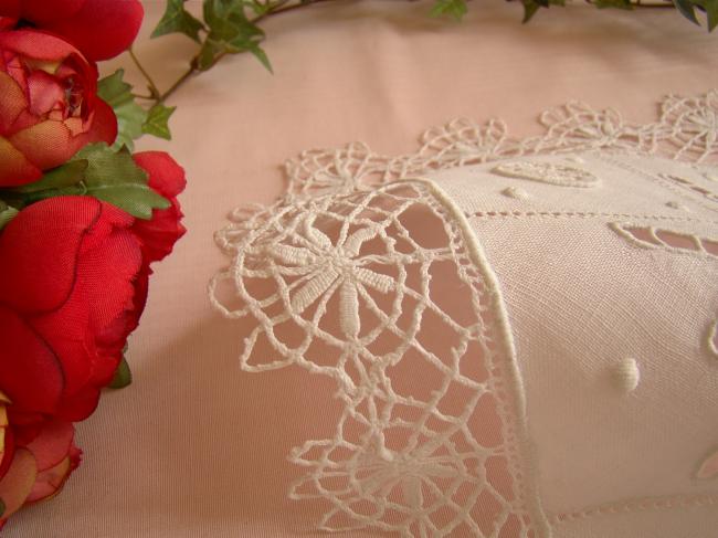 Adorable doily in linen with Richelieu openwork and Cluny lace