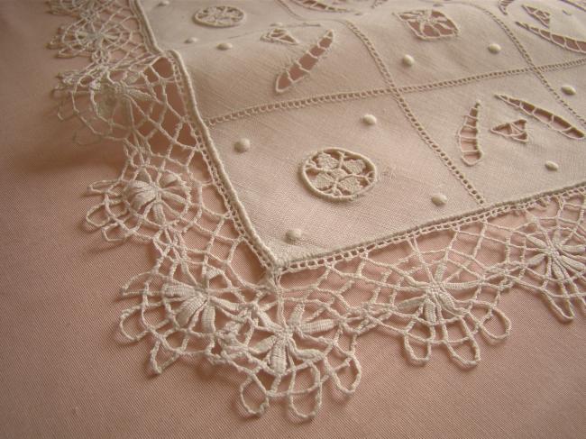 Adorable doily in linen with Richelieu openwork and Cluny lace