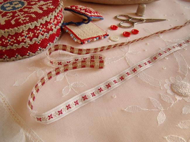 #Joli ruban blanc à décor de frise de petites fleurettes rouges & beige (12mm)