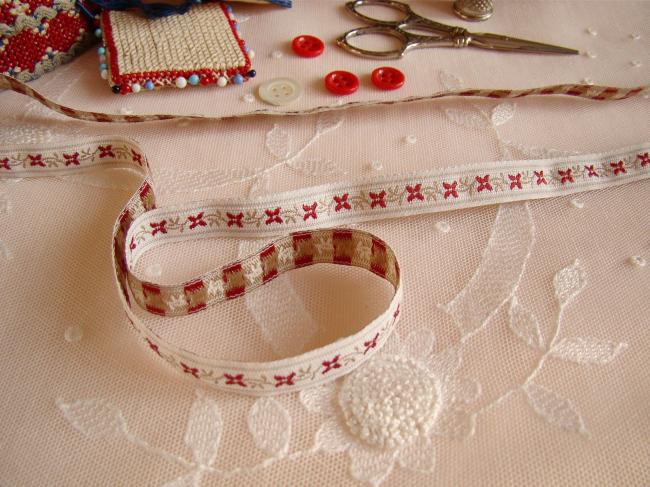 #Joli ruban blanc à décor de frise de petites fleurettes rouges & beige (12mm)