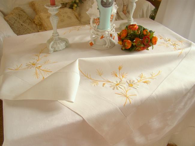 Magnifique nappe en pur fil de lin brodée de marguerites d'automne en soie