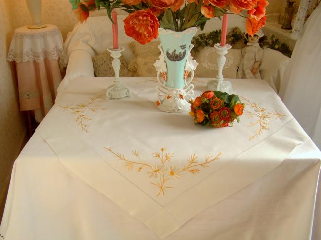 Magnifique nappe en pur fil de lin brodée de marguerites d'automne en soie