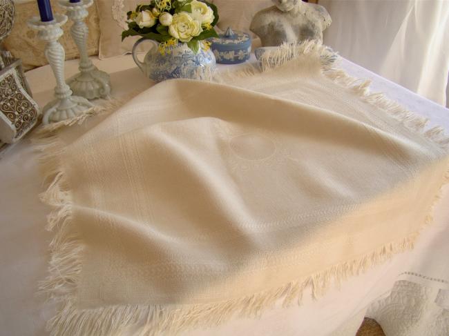 Pretty table centre or little tablecloth in écru cheesecloth and fringes 1930