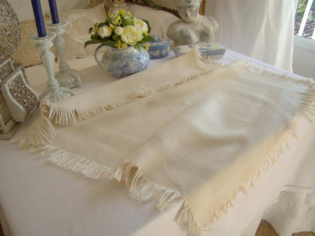 Pretty table centre or little tablecloth in écru cheesecloth and fringes 1930