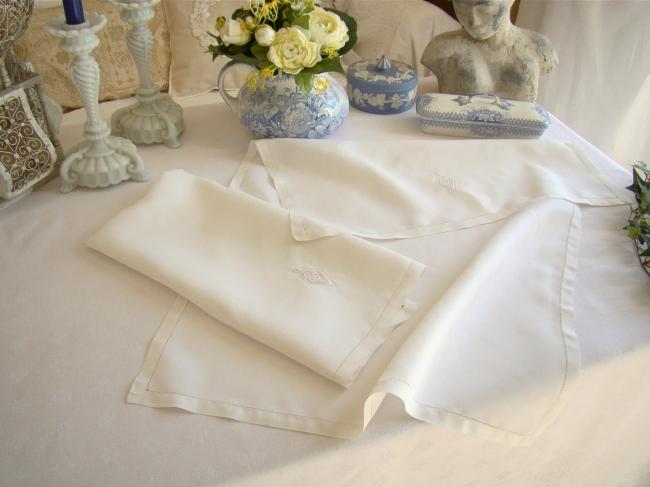 Lovely lot of 3 huckaback in very fine batiste of linen monogramm MMA