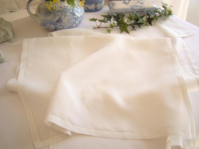 Jolie paire de serviettes d'invité en fine batiste de lin avec monogramme MMA