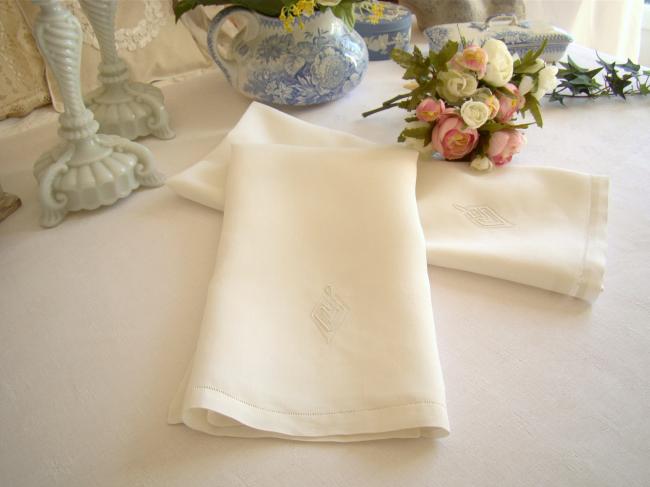 Jolie paire de serviettes d'invité en fine batiste de lin avec monogramme MMA