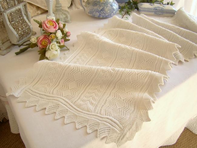 Joli chemin de table en dentelle de coton blanc réalisée au tricot