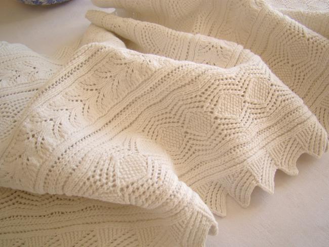 Joli chemin de table en dentelle de coton blanc réalisée au tricot