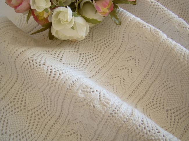 Joli chemin de table en dentelle de coton blanc réalisée au tricot