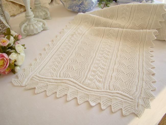 Joli chemin de table en dentelle de coton blanc réalisée au tricot