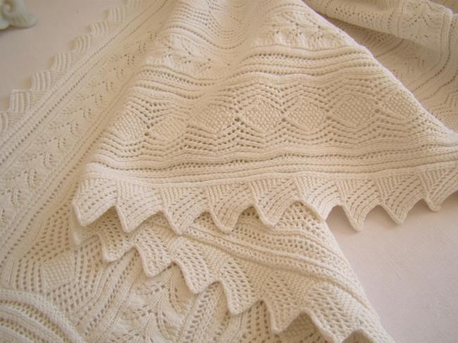 Joli chemin de table en dentelle de coton blanc réalisée au tricot