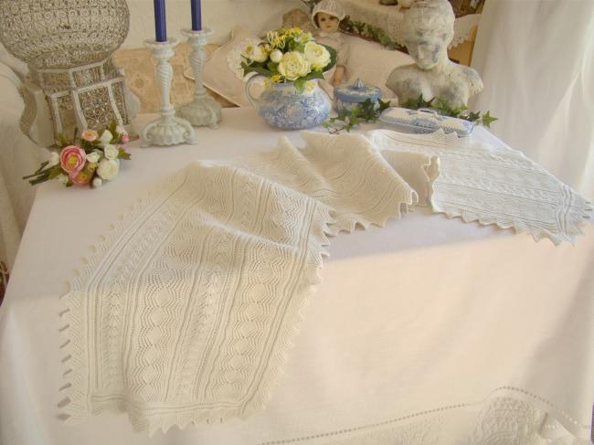 Joli chemin de table en dentelle de coton blanc réalisée au tricot