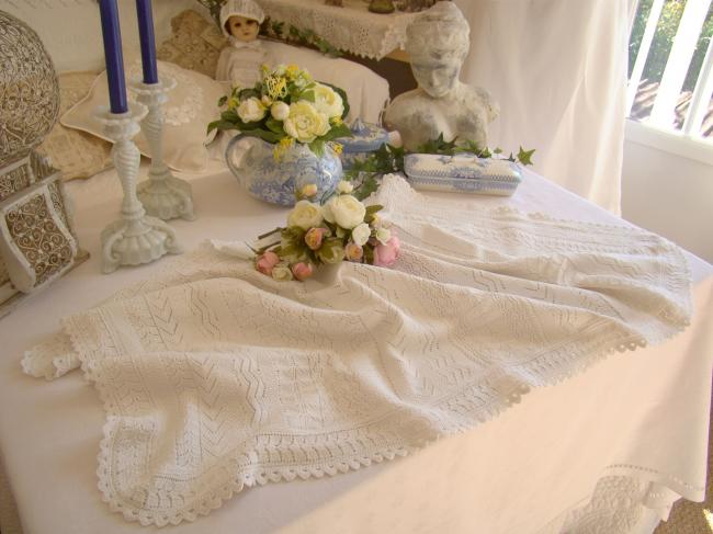 Superb top for chest of drawers in white cotton knitted lace