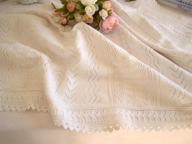 Superb top for chest of drawers in white cotton knitted lace