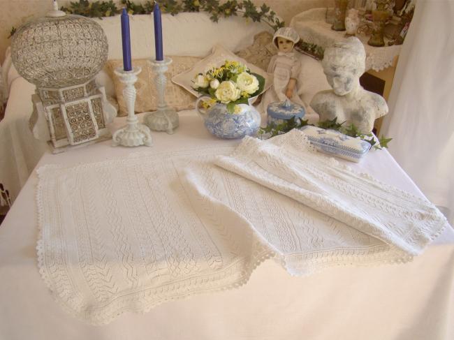 Superb top for chest of drawers in white cotton knitted lace