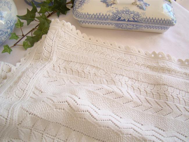 Superb top for chest of drawers in white cotton knitted lace