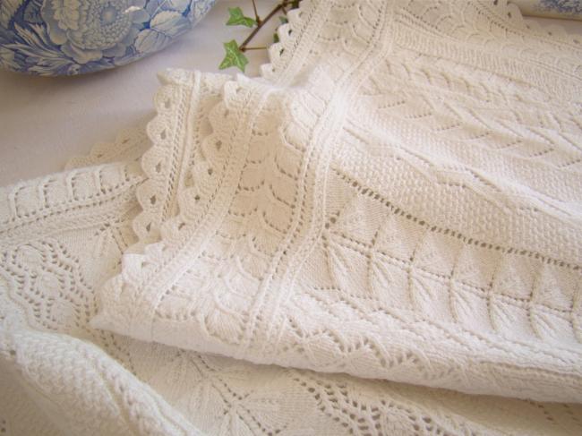 Superb top for chest of drawers in white cotton knitted lace