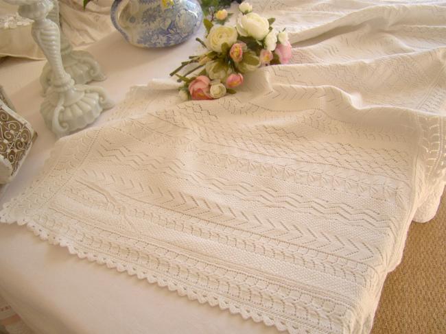 Superb top for chest of drawers in white cotton knitted lace