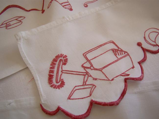 Superb and huge shell border in linen with hand-embroidered red kitchen scene