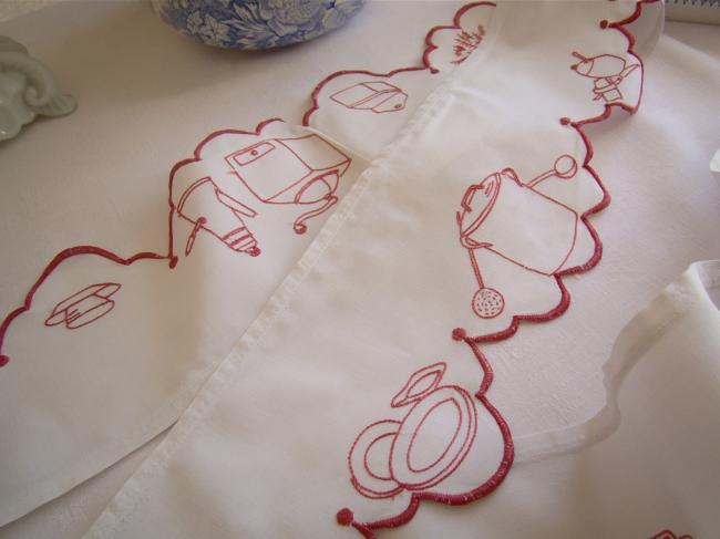 Superb and huge shell border in linen with hand-embroidered red kitchen scene