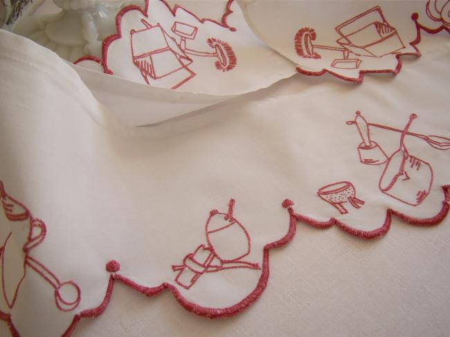 Superb and huge shell border in linen with hand-embroidered red kitchen scene