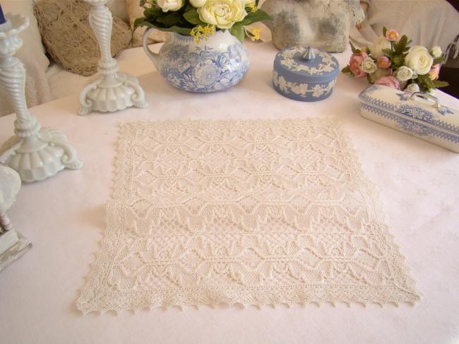 Adorable table mat with lace