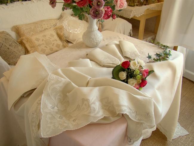 Somptuous tablecloth with its 12 napkins in irish linen with embroidered flowers